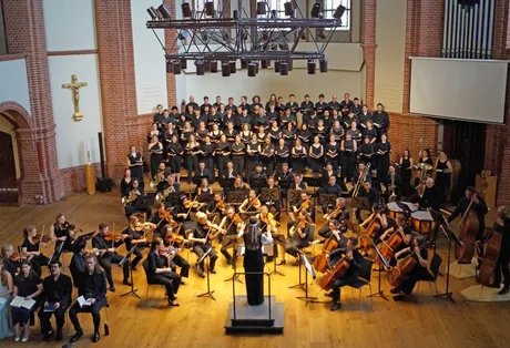Der Chor der Hochschule für Musik „Hanns Eisler“ Berlin mit dem Chor und Symphonieorchester der Hochschule München, Mai 2026