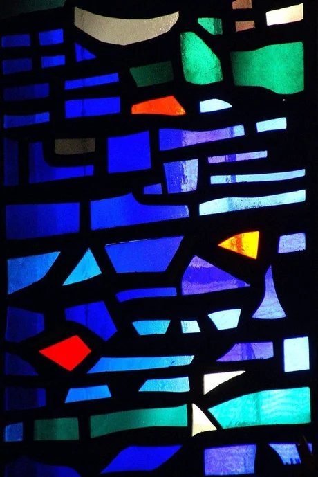 Detail eines bunten Mosaikglasfensters