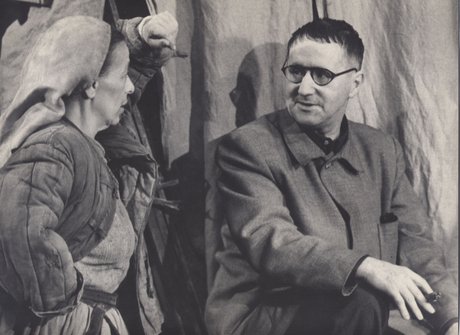 Helene Weigel und Bertolt Brecht bei Proben zu Brechts Mutter Courage und ihre Kinder, 1951, Akademie der Künste, Berlin, Bertolt-Brecht-Archiv