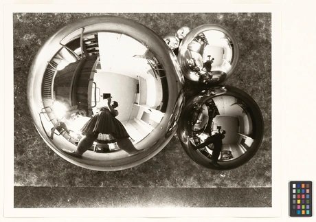 Marianne Brandt, Selbstporträt mit Kamera im Atelier in der Kugel gespiegelt, Bauhaus Dessau, um 1928–1929, Bauhaus-Archiv Berlin