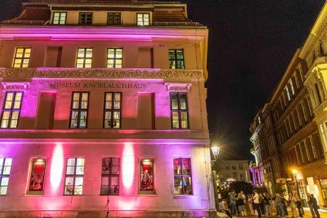 In der Langen Nacht der Museen erwartet dich im historischen Knoblauchhaus ein kriminalistisches Programm mit Führungen und Musik.