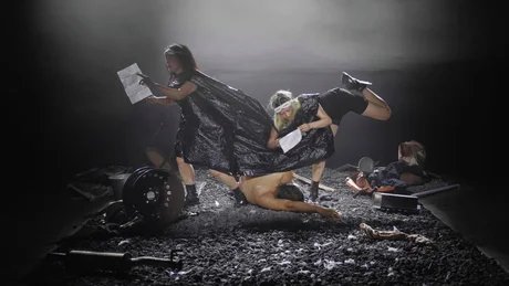 Aufführung des Stücks "Luftmasse" von Paper Tiger Theater Studio beim Theater der Welt Festival in Chemnitz