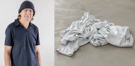 Charles Ray, "Clothes pile," 2020. Painted aluminum, 15 x 87 x 83 cm. Photograph by Joshua White. © Charles Ray. Courtesy Matthew Marks Gallery