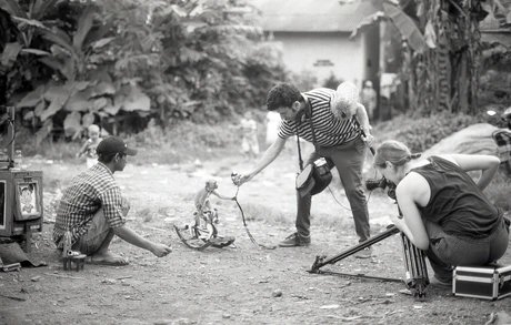 Das Kollektiv OJOBOCA beim Dreh ihres Films The Masked Monkeys, 2015, in Indonesien © OJOBOCA