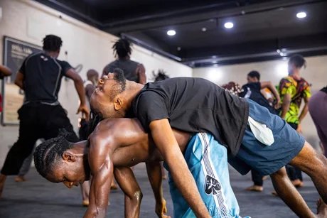 Probe der Performance „Lagos is a R.A.V.E.“ von Qudus Onikeku