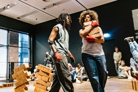 Aufführung des Stücks "ON MY WAY HOME" von Reinaldo Reibeiro und Lucia Oiro