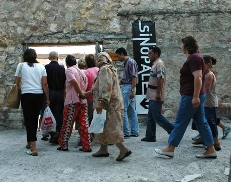 Einwohner:innen von Sinop besuchen Sinopale im historischen Gefängnis von Sinop, 2006