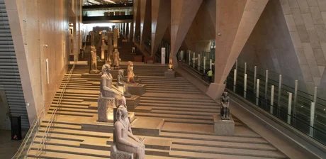 Blick auf den großen Treppenaufgang des GEM (Grand Egyptian Museum) mit monumentalen Königsstatuen und Tempelarchitektur