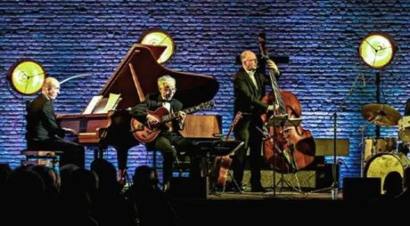 CHRIS HOPKINS' SWINGING CHRISTMAS