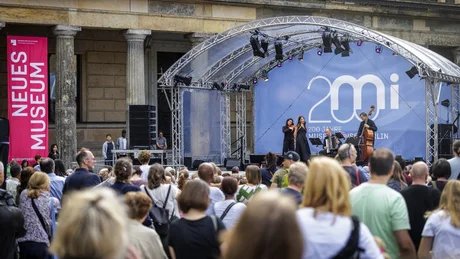 Open-Air-Bühne bei der ersten Ausgabe des großen Inselfests, im Hintergrund das Neue Museum, 2025