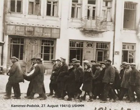 Das Foto hat Gyula Spitz am 27. August 1941 in Kamenez-Podolsk aufgenommen. Als jüdischer Arbeitsdienstler aus Budapest war er als Fahrer der ungarischen Armee vor Ort. © USHMM
