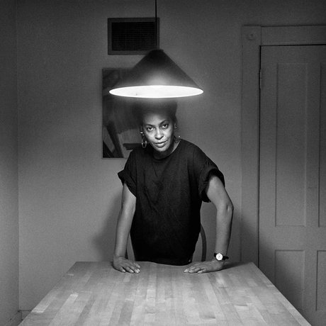 Ohne Titel (Frau, die allein steht), 1990; aus der Serie Kitchen Table Series