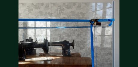 Ausstellungsansicht „Maschinen dröhnen, Nadel schleppt den Faden, scharfes Messer glänzt, schneidet entzwei und sticht“, Dominique Hurth, Mahn- und Gedenkstätte Ravensbrück, 2025