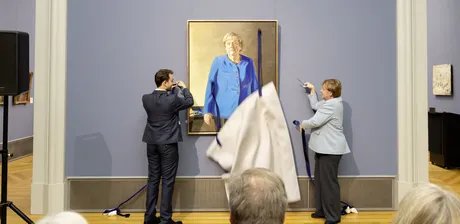 Enthüllung des Porträts durch Bundeskanzlerin Angela Merkel a.D. und den Künstler Jérémie Queyras