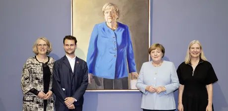 (v. l. n. r.) Antje Scherner, Direktorin der Skulpturensammlung und Museum für Byzantinische Kunst, Jérémie Queyras, Künstler, Bundeskanzlerin a.D. Angela Merkel, und Marion Ackermann, Präsidentin der Stiftung Preußischer Kulturbesitz, vor dem Por...