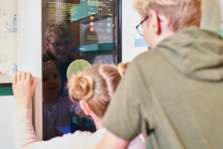 Kinder in der Ausstellung