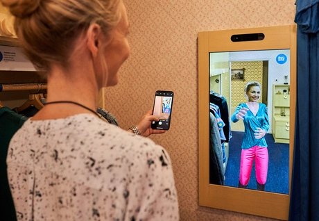 Digitaler Spiegel im nachgebauten DDR-Schlafzimmer