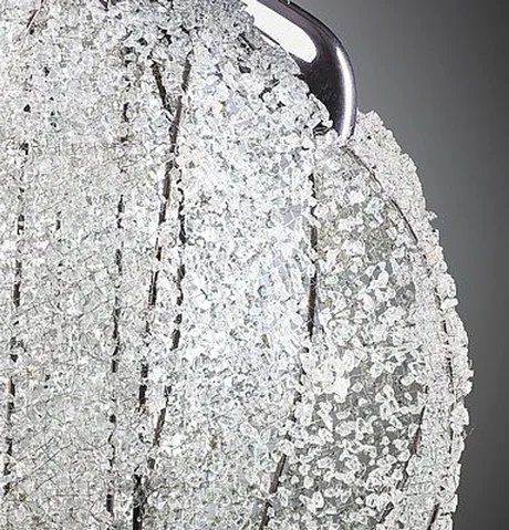 Brigitte Jennen, Mut zur Tasche (Detailansicht), 2026, Glas, Draht, Kupfer, Stofftaschentücher, Glasperlen, Stoßstange