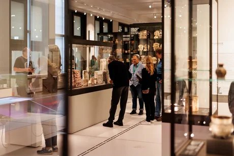 Besucher*innen einer Führung im Bereich "Grafische Kommunikationssysteme in Mesoamerika" des Ethnologischen Museums