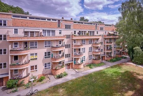 Die ungewöhnlichen Balkone einer Wohnzeile von Hugo Häring. Architekturführung von Christian Fessel | Mann mit Hut Touren