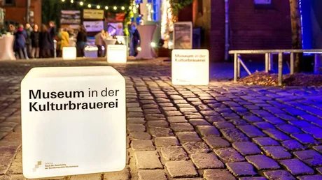 Der Eingangsbereich des Museums bei Nacht.