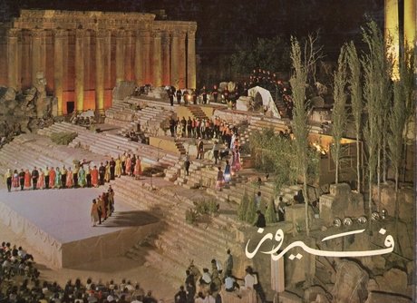 Fayrouz Neseri Shames Eddine und die Libanesische Volkstruppe auf den Stufen des Jupitertempels beim Baalbeck International Festival 1962; Foto: Manoug Alemian.