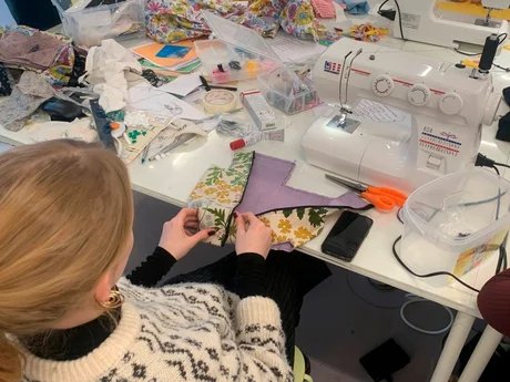 Workshop mit Nähmaschinen in den Werkräumen