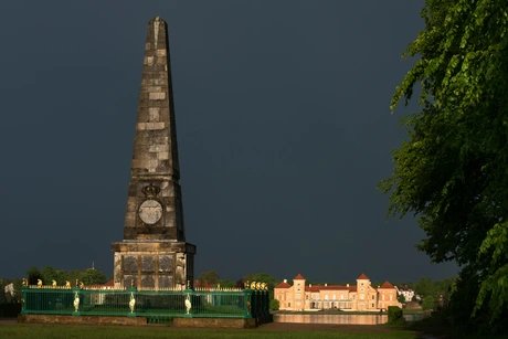 Obelisk im Lustgarten Rheinsberg, im Hintergrund das Schloss