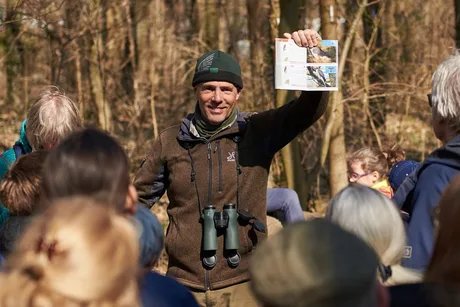 Wildtier-Experte Derk Ehlert stellt heimische und durchziehende Vogelarten vor.