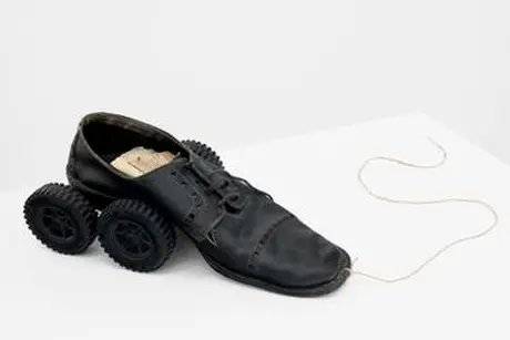 Vlassis Caniaris, L’émigrant, 1972. Courtesy the Estate of the Artist und Galerie Peter Kilchmann, Zürich, Paris, Foto: Hafid Lhachmi