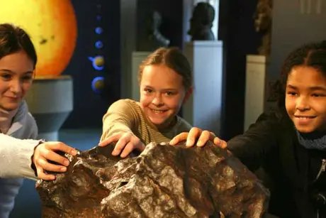 Kinder vor dem Planetenmodell