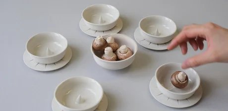 Seyoung Chon, Trinkschalen „Fungen“, 2026, Porzellan, teilweise glasiert