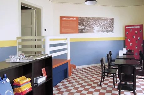 Infostation Hufeisensiedlung, Foyer mit Café und Zugang zur Ausstellung