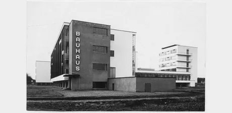 Lucia Moholy, Bauhaus-Gebäude Dessau (1925-1926) von Walter Gropius, 1927, Bauhaus-Archiv Berlin