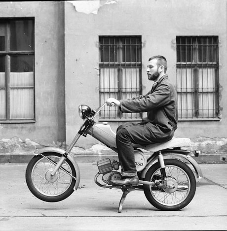 Entwurfsmodell Mokick „Simson S 50“ im Hof des Ateliers von Lutz Rudolph am Helmholtzplatz, Prenzlauer Berg, Fotografie, um 1967 Gestaltung: Lutz Rudolph, Karl Clauss Dietel, Privatarchiv Ania Rudolph