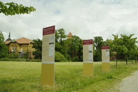 Stelen im Wuhlgarten
