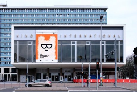 Fotografie „Kino International“, Karl-Marx-Allee, Berlin, 2022 Schriftzug: Klaus Wittkugel (1910–1985), 1961  Berlinale-Plakat: Claudia Schramke (*1985), 2022