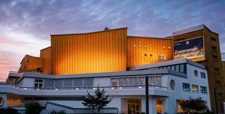 Die Philharmonie im Abendlicht