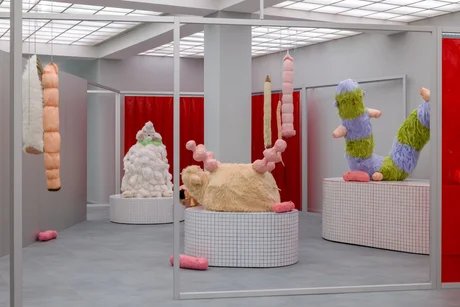 [ materialistin ]. Matter of Care, Care of Matter, Ausstellungsansicht, abgebildet Werke von: Theresa Rothe