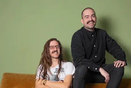 Bild von Lukas Diestel und Jonathan Löffelbein auf einem Sofa. 