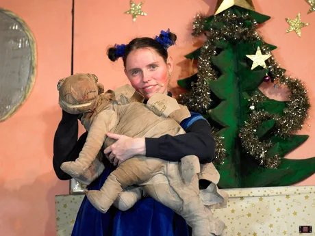 Frau Schaum und ein Dinosaurier unterm Weihnachtsbaum