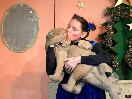 Frau Schaum und ein Dinosaurier unterm Weihnachtsbaum