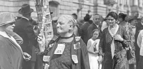 Fotografie „Eine Rentnerin protestiert mit aufgenähten Banknoten gegen die Geldentwertung“