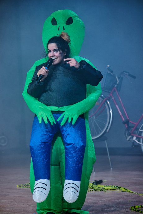 AKTE ICH — EIN ALIEN STARRT ZURÜCK