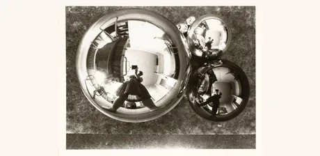 Marianne Brandt, Selbstporträt mit Kamera im Atelier in der Kugel gespiegelt, Bauhaus Dessau, um 1928/29, Bauhaus-Archiv Berlin