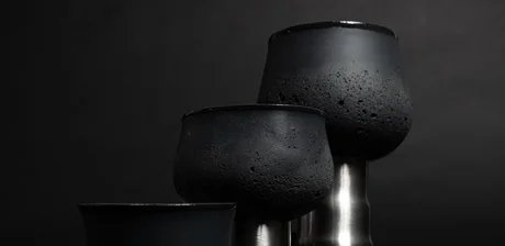 Samuel Fiedler, Trinkgefäße „Artefakte des Widerstands“, 2026, Porzellan und Metall
