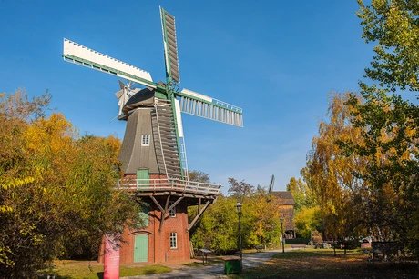Im weitläufigen Museumspark kann man eine Holländer- und eine Bockwindmühle entdecken. Vorführungen geben Einblick in das Leben eines Müllers und in die Mühlentechnik.