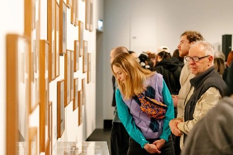 Besucher:innen in der Ausstellung Graciela Iturbide . Eyes to Fly With, 2026