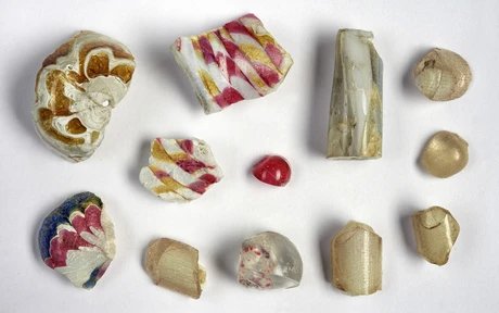 Johann Kunckel, Fragmente aus der Glasperlenproduktion, 1685–1688, farbiges Glas, Pfaueninsel, Kunckelkabinett in der Meierei, Dauerleihgabe des Museums für Vor- und Frühgeschichte