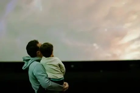 Mann mit Kind im Zeiss-Großplanetarium
